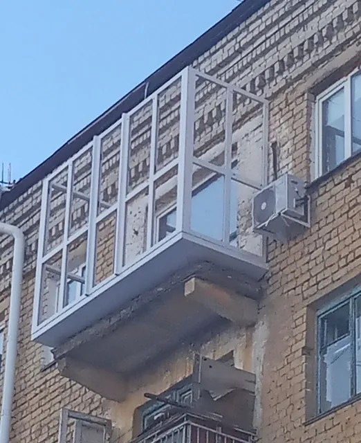 Ростовая конструкция балкона снаружи, кирпичный дом