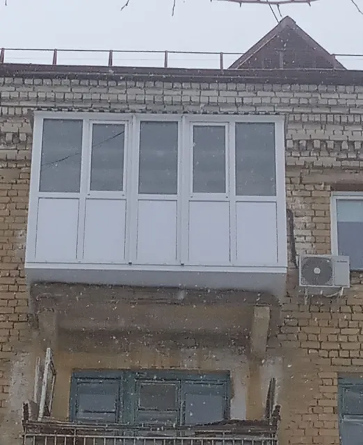 Готовый балкон с выносом и крышей, вид с улицы